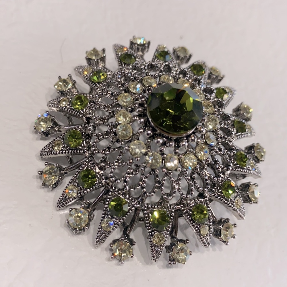 VINTAGE SAGE GREEN JEWELED BROOCH W/ CLEAR VARIGATED CRYSTAL